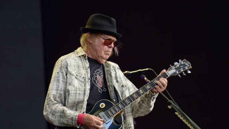 “Trump è il peggior presidente della storia”: Neil Young sta registrando il nuovo disco