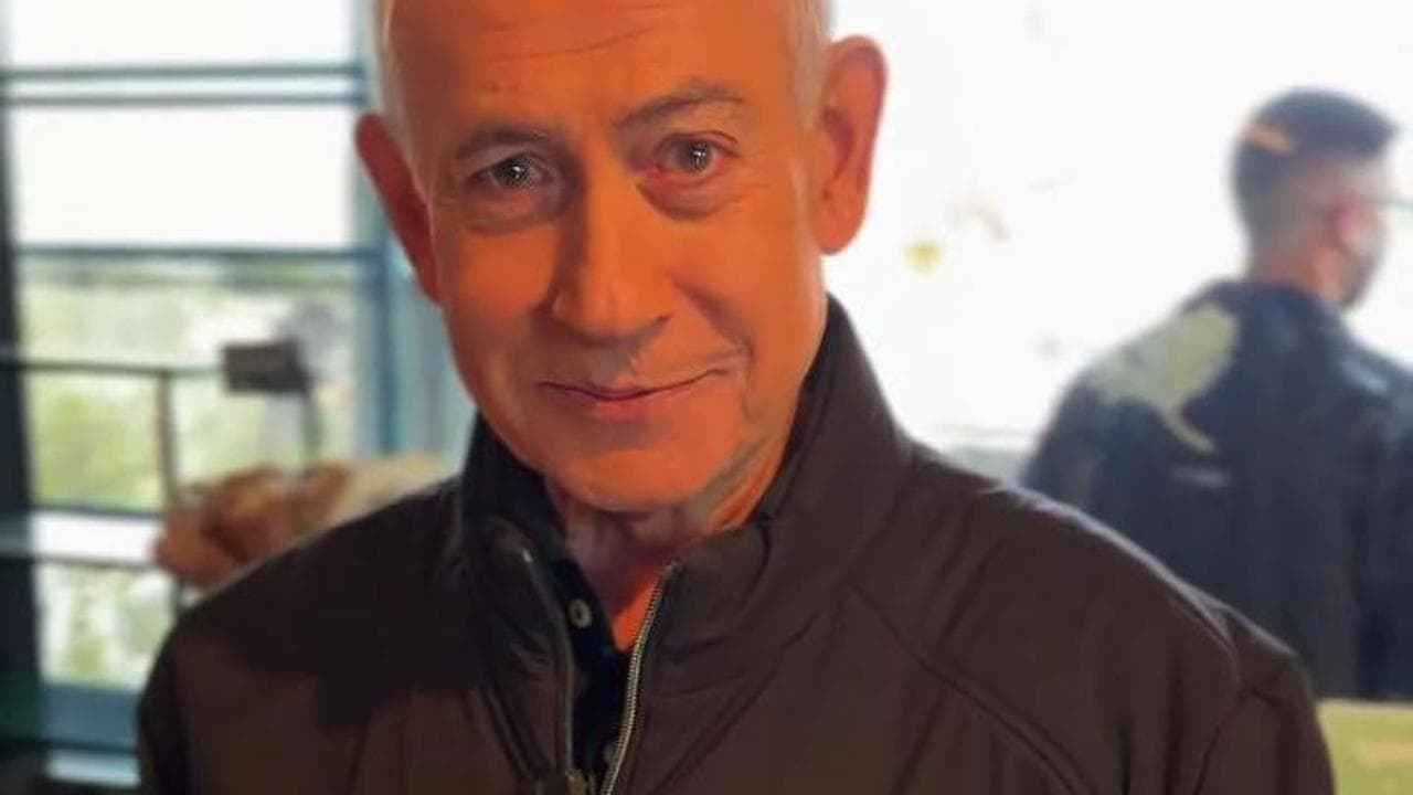 Netanyahu deride le teorie social sulla sua morte e beve un caffè: "Volete contare quante dita ho?"