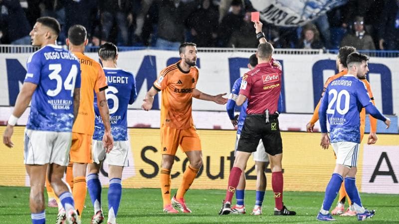 Como-Roma, Wesley espulso con due gialli: ma il secondo fallo non è suo e il Var non può interviene