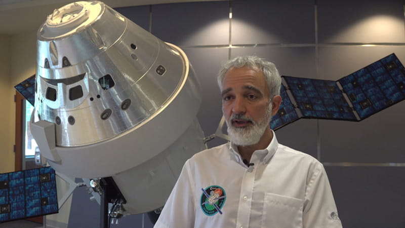 Antonio Preden accanto a un modello di Orion