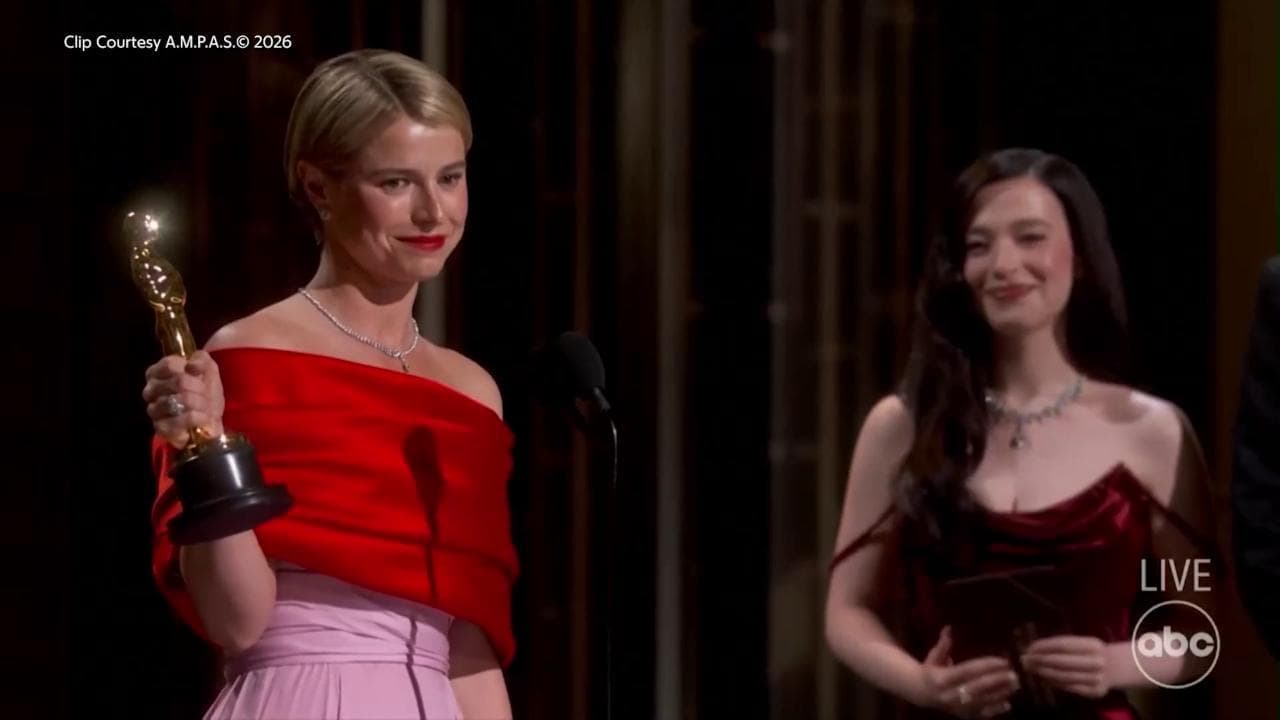 Oscar a Jessie Buckley: "Lo dedico al meraviglioso caos del cuore di una madre"