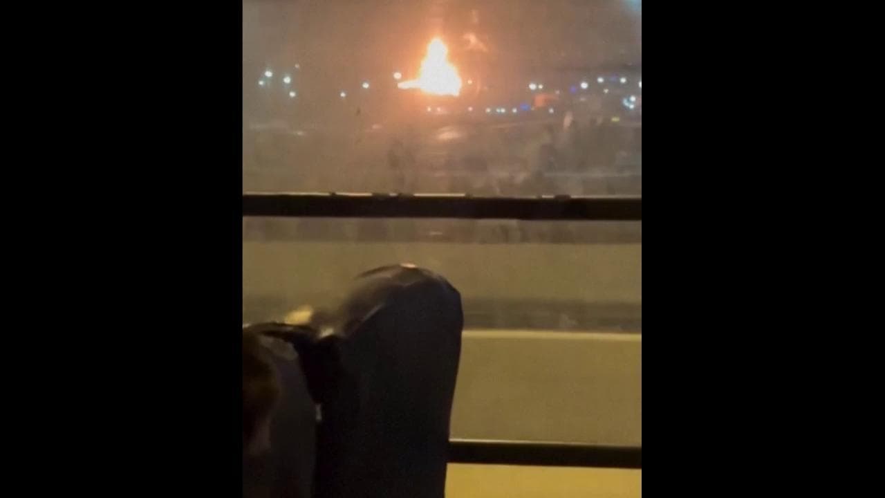 Dubai, droni ed esplosioni vicino all'aeroporto: le immagini delle fiamme dall'autostrada