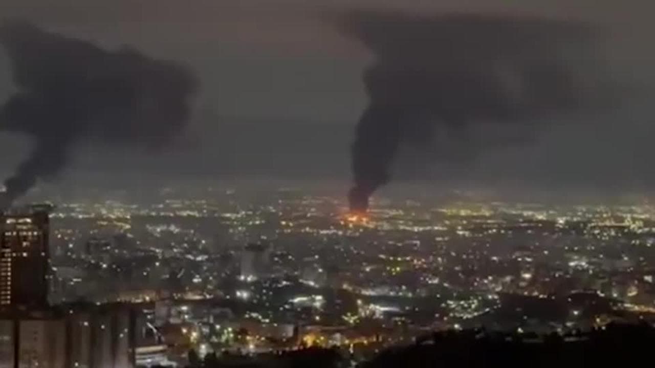 Nuovi raid di Israele su Teheran: esplosioni, fiamme e nuvole di fumo nella notte