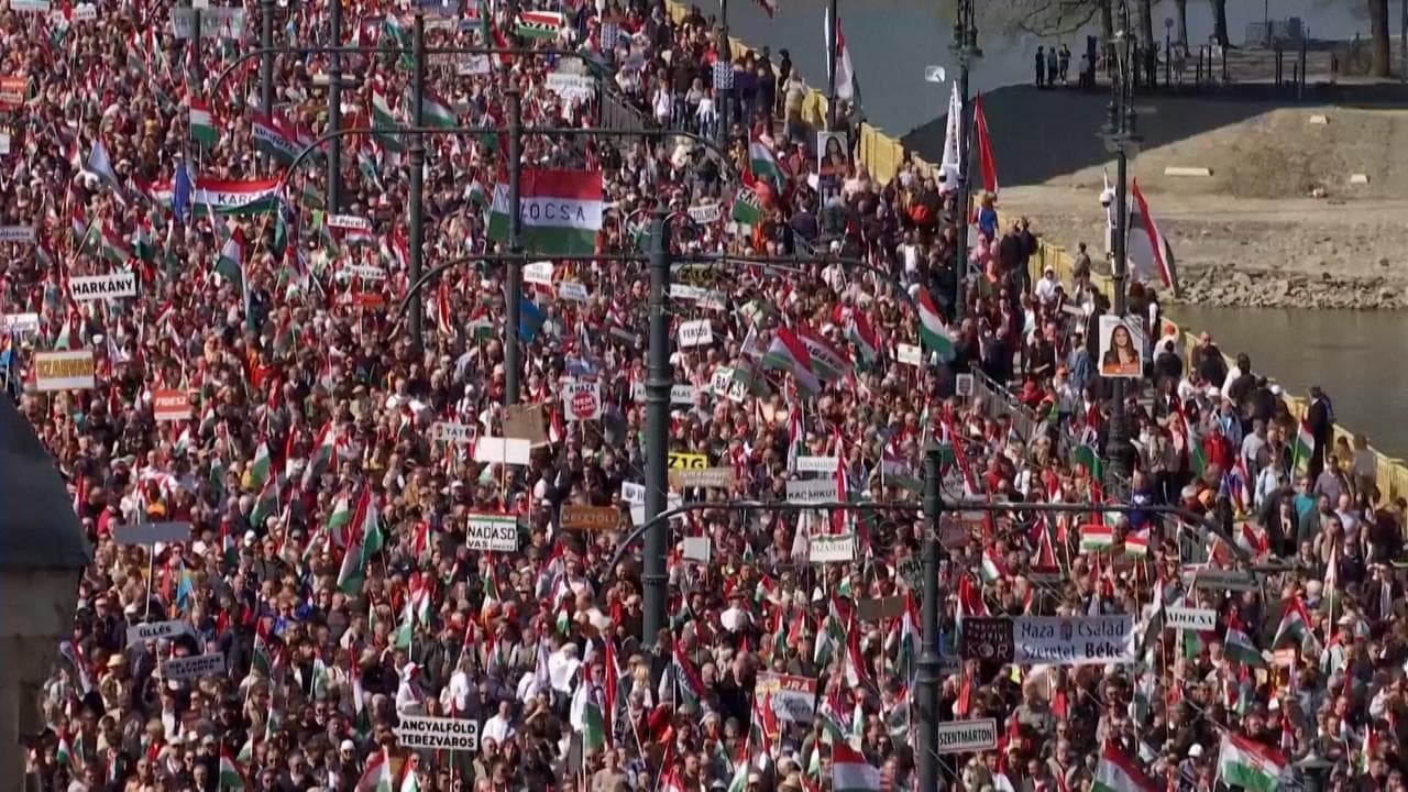 Budapest, folla oceanica in piazza per la sfida Orbán-Magyar a un mese dal voto
