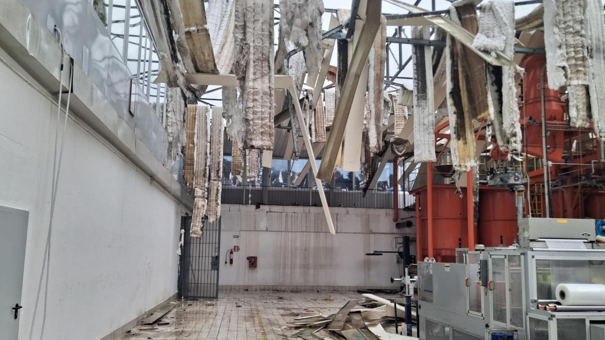 Maltempo al sud, ciclone Jolina sulla Calabria: chiusa la statale Jonica, scoperchiato un capannone