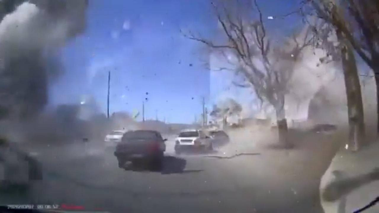 Iran, la dashcam riprende il momento esatto di un raid: l'esplosione poi una pioggia di detriti