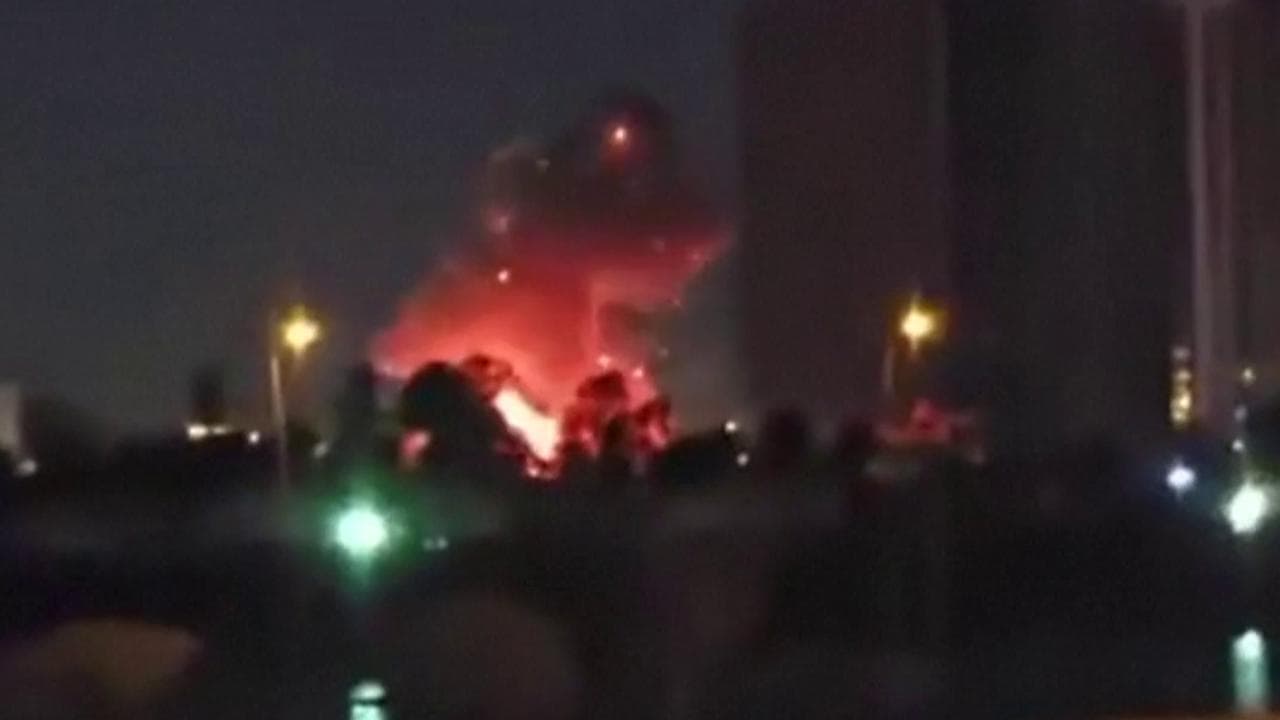 Attacco a Baghdad, colpita l'ambasciata Usa: droni e razzi, il cielo si accende di fuoco