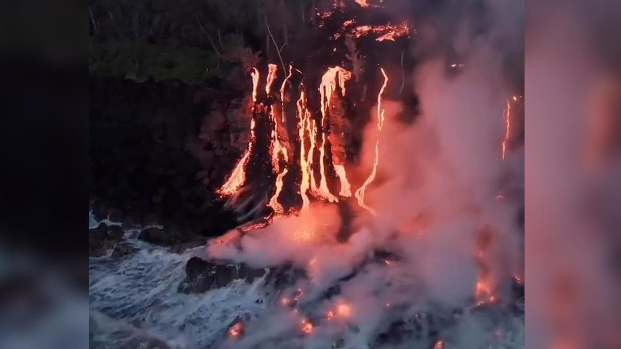 Acqua e fuoco: a La Rèunion la lava del vulcano tocca l'Oceano