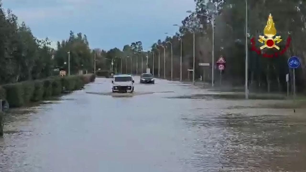 Maltempo nel Cosentino, case evacuate vicino ai fiumi: esondano Trionto e Fiumarella, allagamenti e frana a Crosia