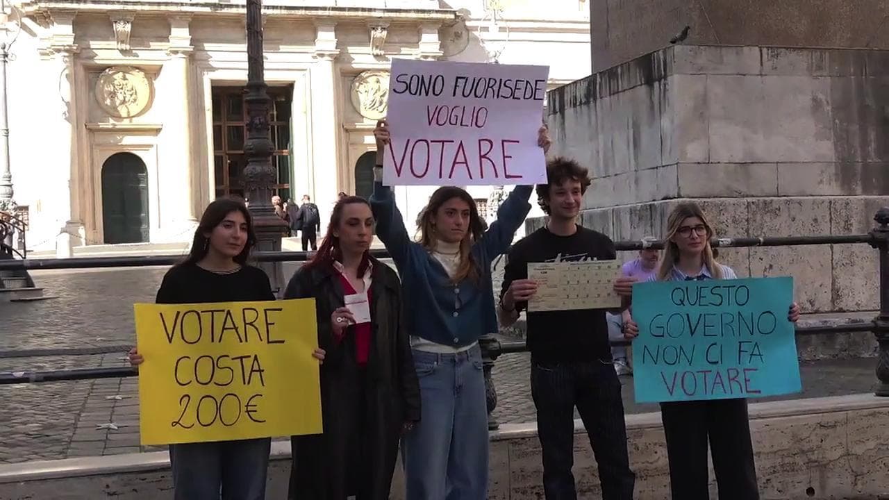 Referendum, prosegue la protesta dei fuorisede davanti alla Camera: "200 euro per votare"
