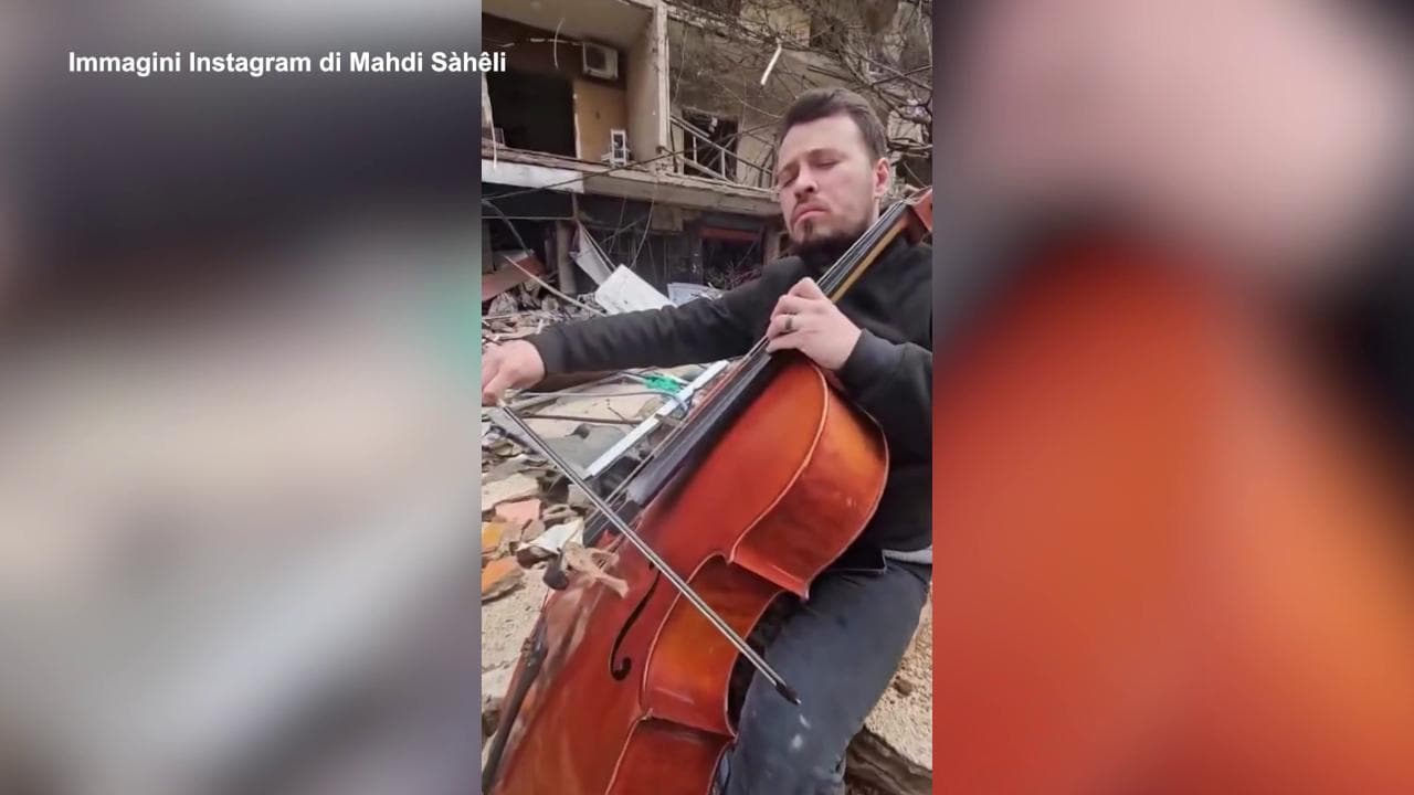 Beirut bombardata, il violoncellista suona tra le macerie dei palazzi crollati