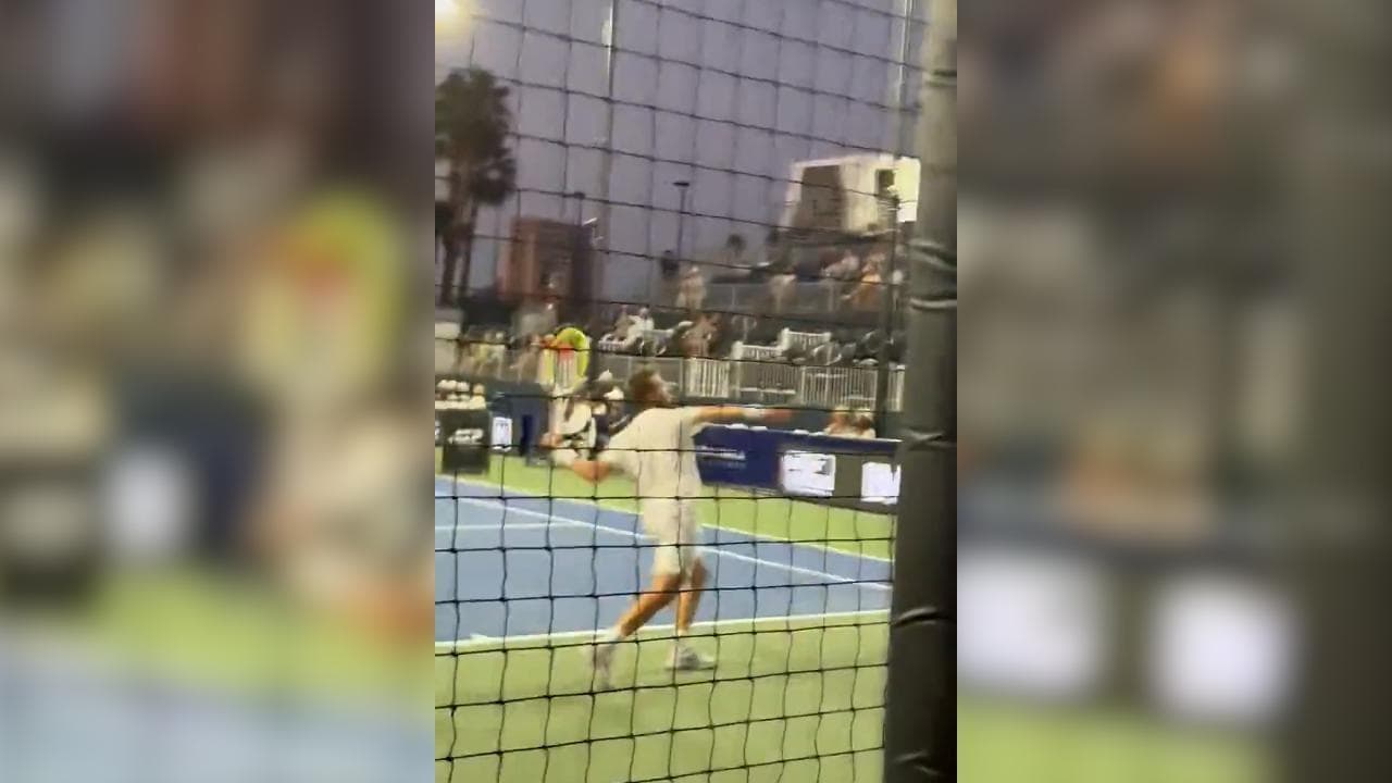 Tennis, il folle "fuoricampo" del francese Moutet: perde il match e lancia la racchetta
