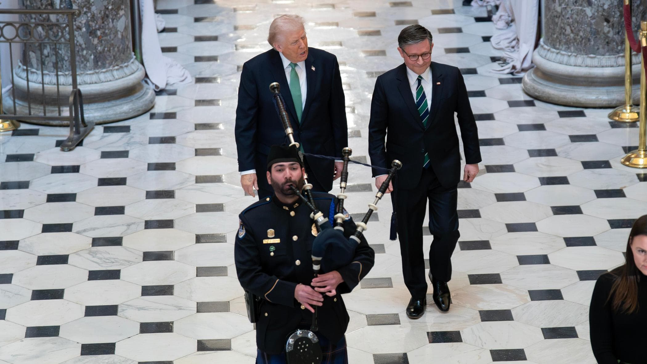 Trump, attacco alla Nato: “Commette errori stupidi, l’alleanza ormai è inutile”