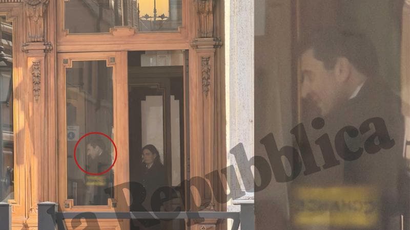 Pietrangelo Buttafuoco mentre varca l’ingresso principale di Palazzo Madama