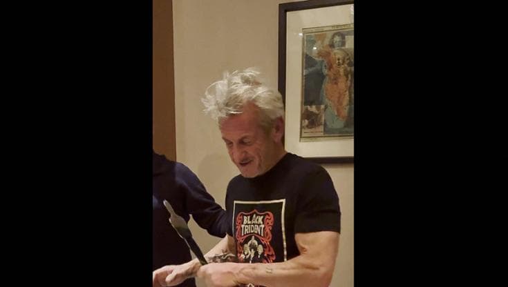 A Sean Penn un 'Oscar' realizzato coi detriti della guerra in Ucraina