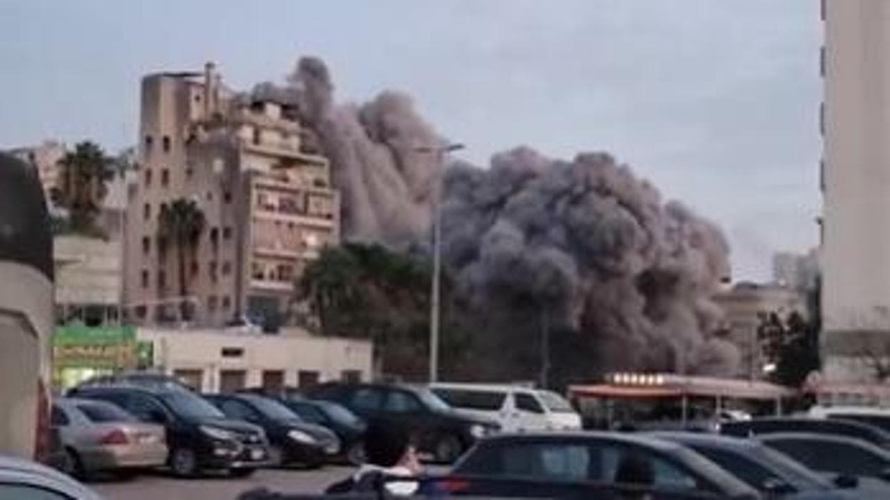 Beirut, palazzo da 15 piani implode sotto il raid israeliano. L'Idf: "Era una sede di Hezbollah"