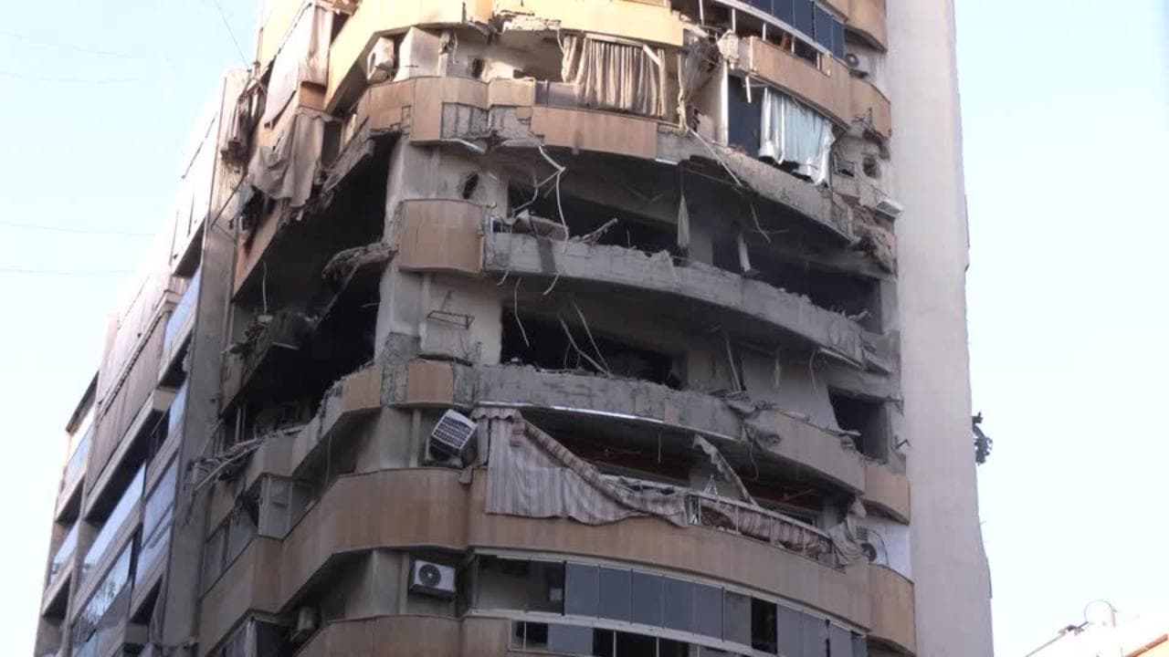 Beirut, rovine fumanti e auto carbonizzate: la città si sveglia dopo una notte di bombardamenti