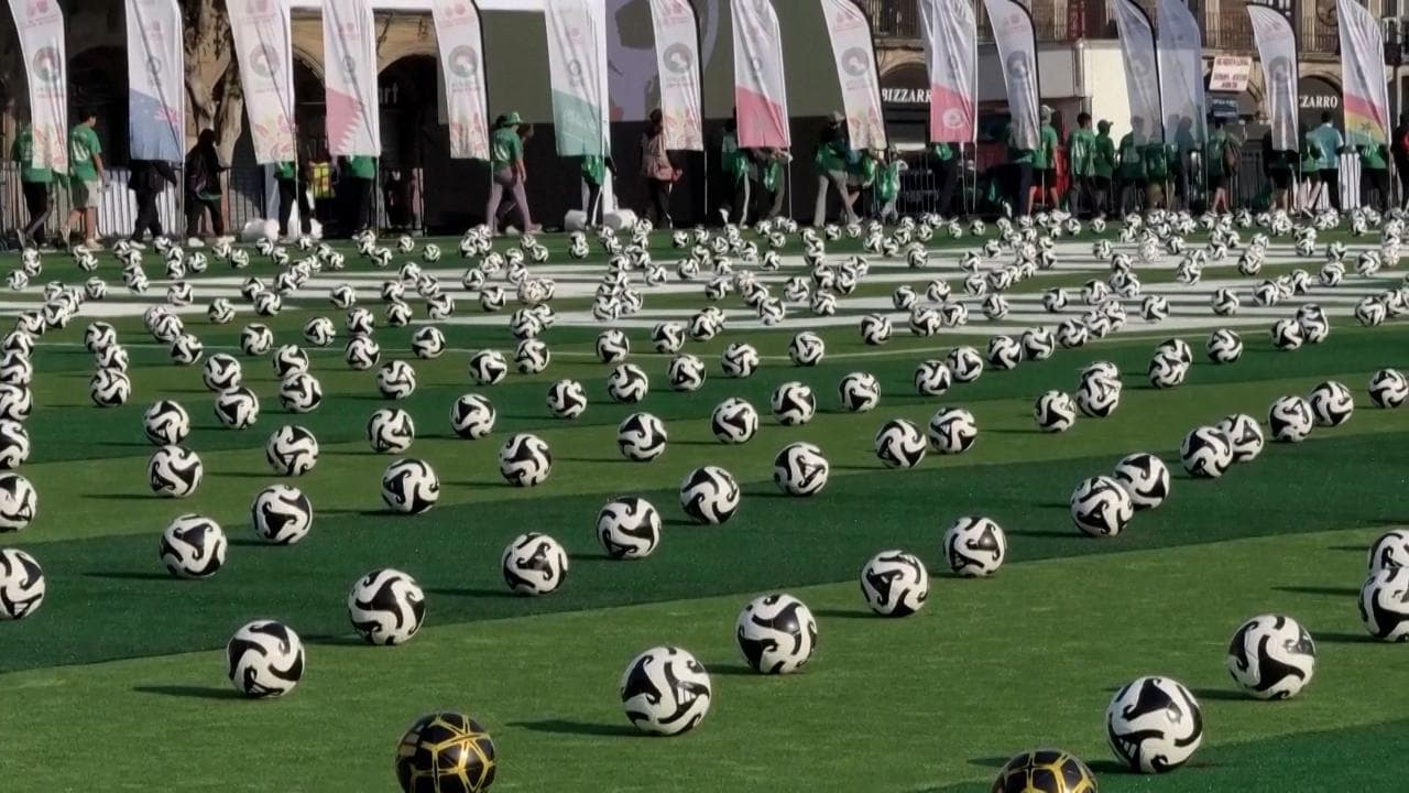 Messico, verso i mondiali: in 9500 alla lezione di calcio in piazza, è record