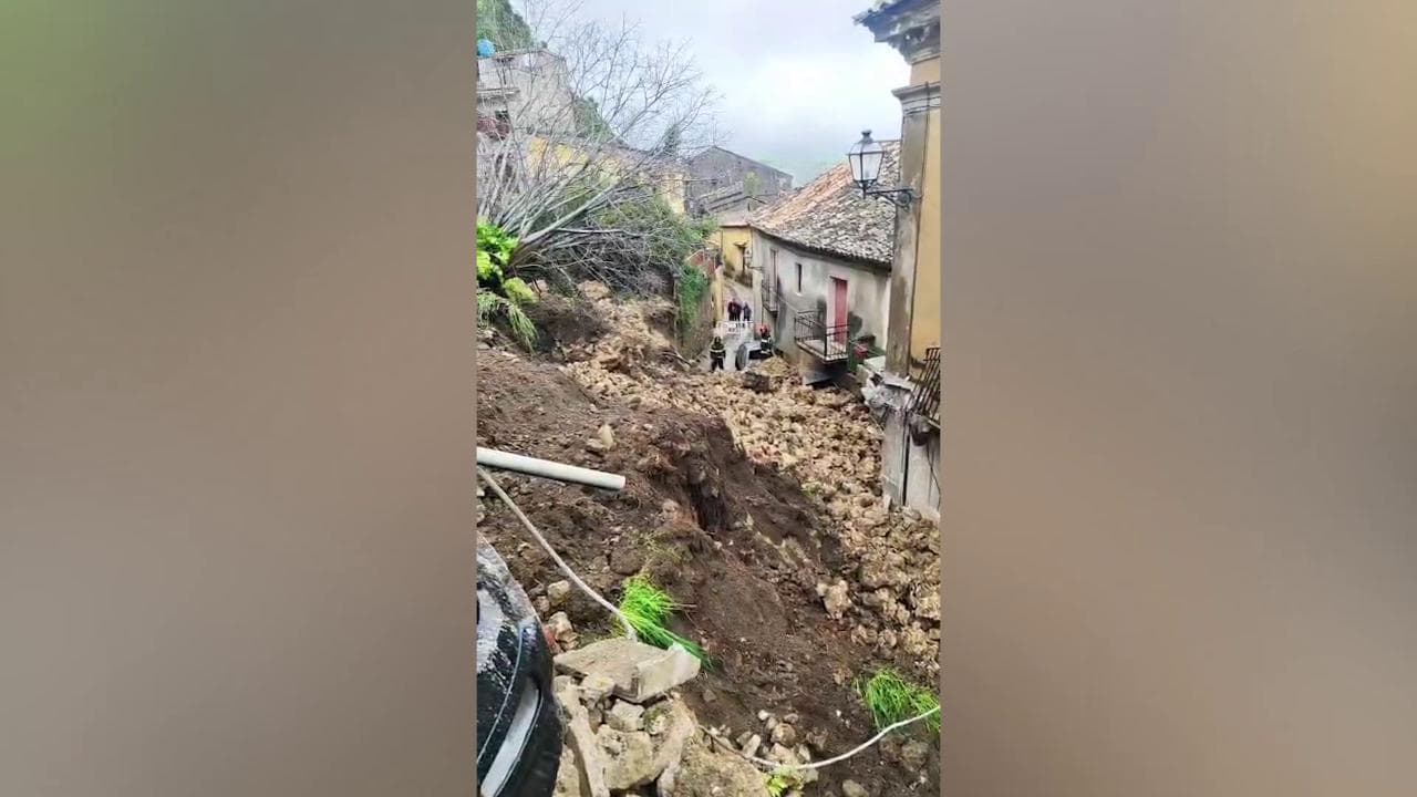 Reggino, frana un costone: la quantità di fango e detriti impressionante che ha investito le case