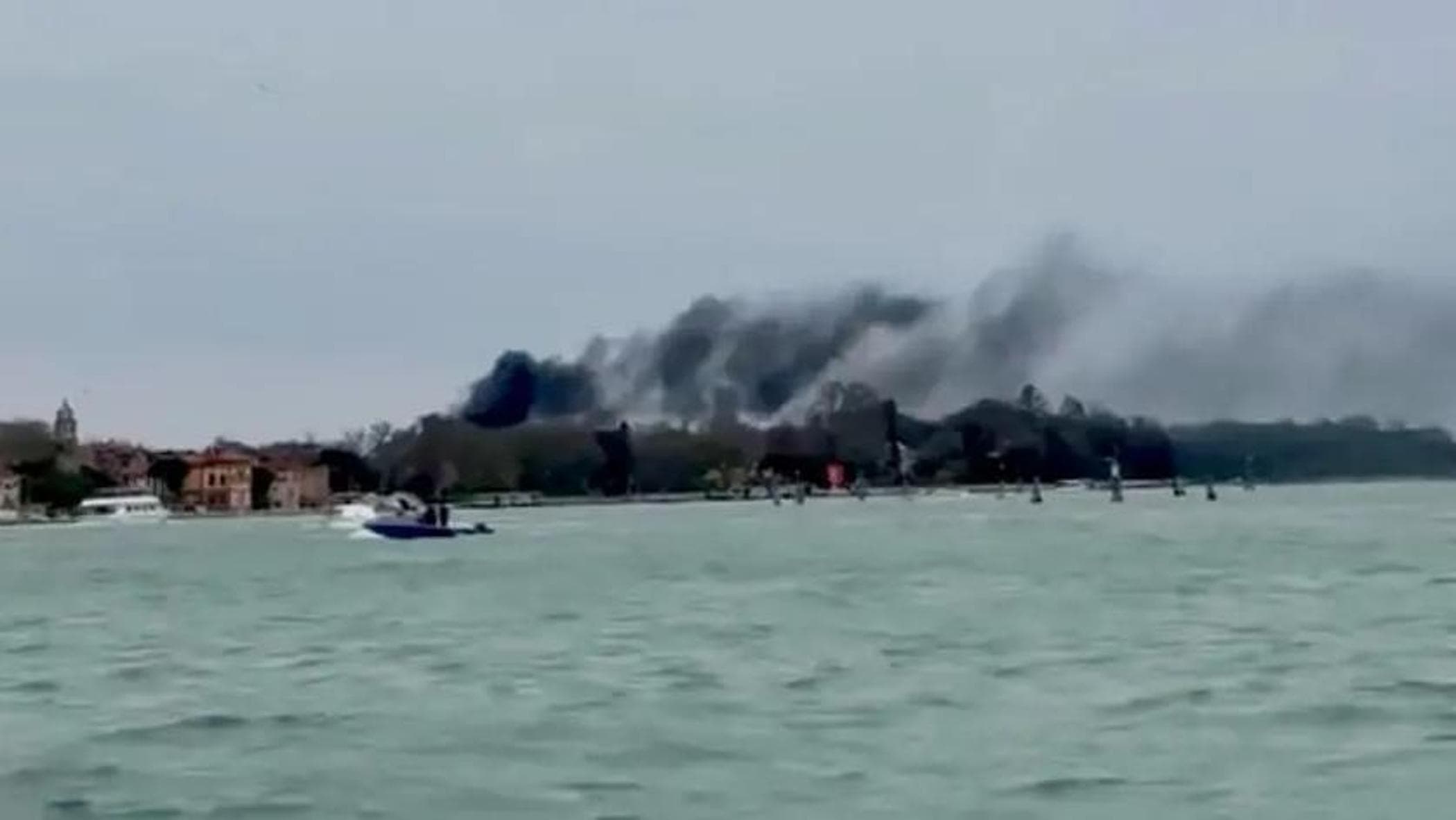Venezia, incendio alla Biennale: colonna di fumo nero sulla città