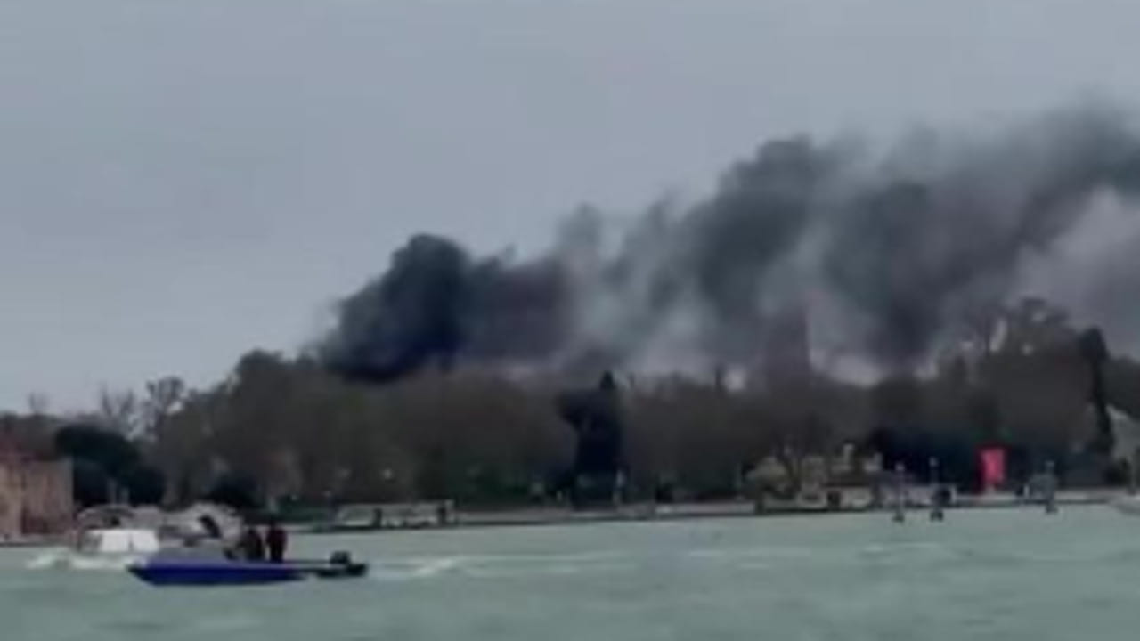 Venezia, incendio alla Biennale: fiamme dal padiglione della Serbia. Le immagini dalla laguna