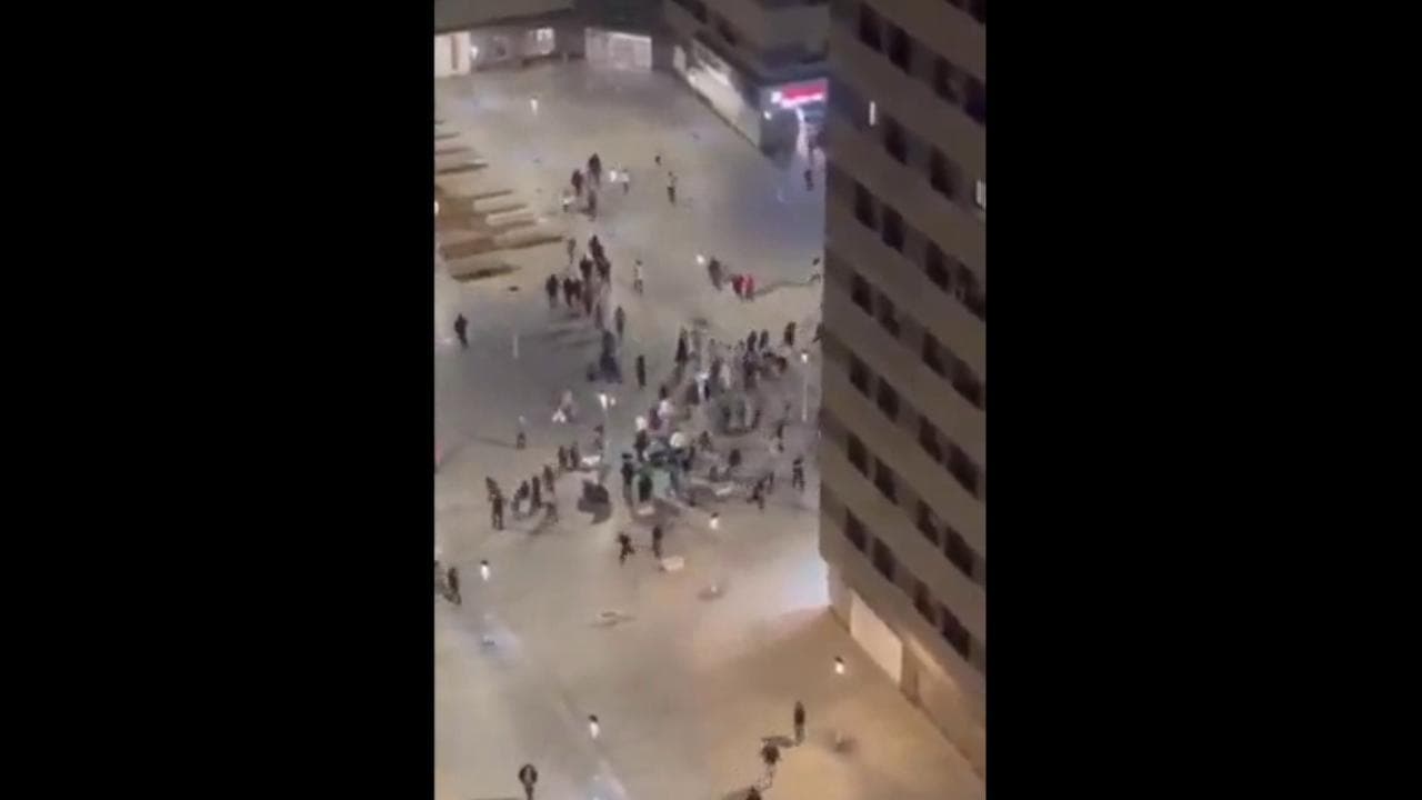 Teheran, dai balli della festa al panico degli spari: la repressione in strada nella notte