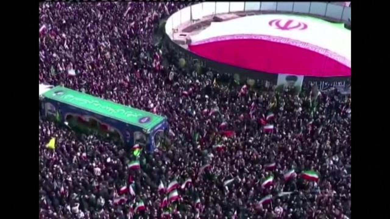 Teheran, i funerali  di Ali Larijani e Gholamreza Soleimani uccisi in un raid