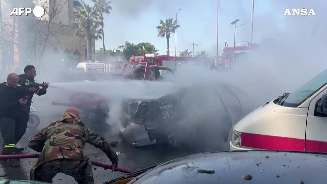 Libano, raid israeliano colpisce un'auto in pieno centro a Sidone: due morti