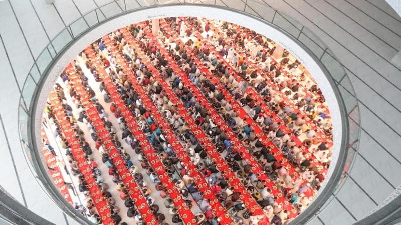 Muslims attend free (EPA/MONIRUL ALAM)