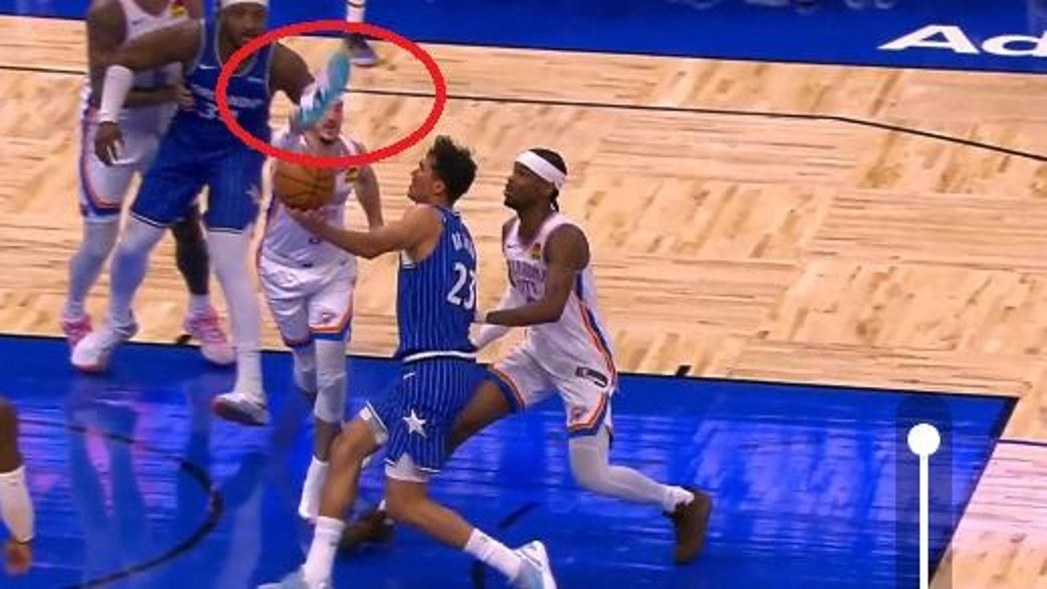 NBA, daha önce görülmemiş: Caruso elinde ayakkabıyla blok yapmaya çalışıyor