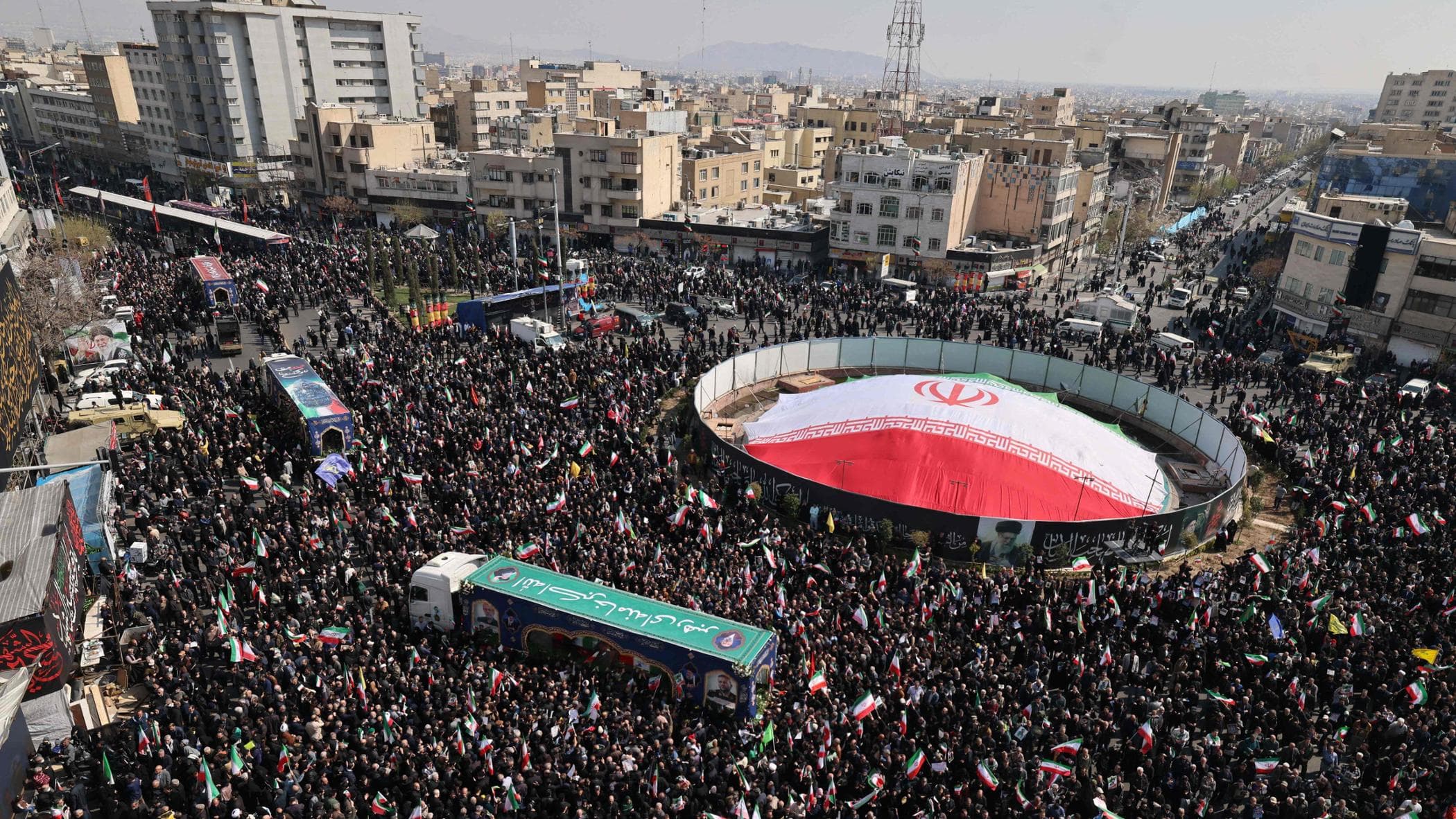 Iran, folla ai funerali di Larijani. Ucciso anche il capo dell’intelligence