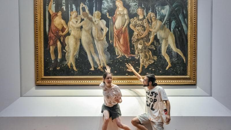 Il 22 luglio 2022 gli attivisti di Ultima Generazione si incollano al vetro della Primavera di Sandro Botticelli. Getty Images