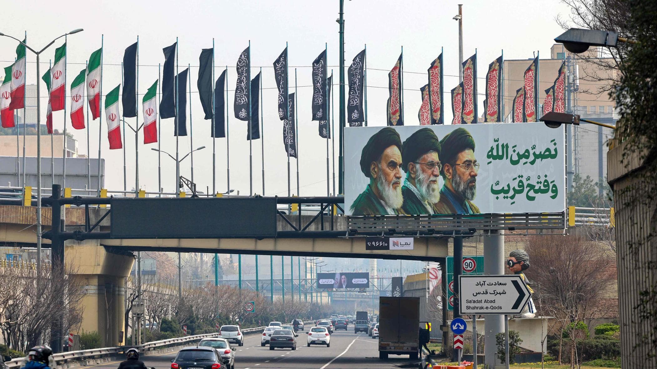 Segnalazioni di cittadini e chiamate del Mossad ai basij: così funziona la caccia all’uomo in Iran