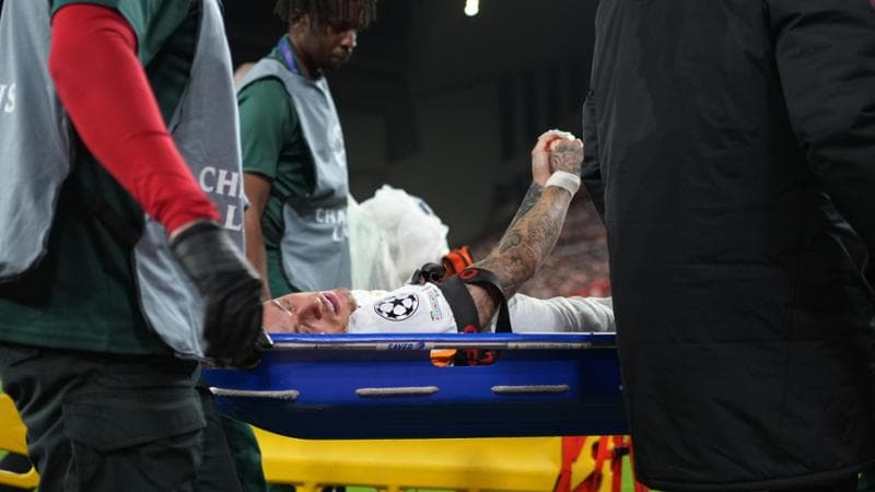 Lang sahayı sedyeyle terk etti