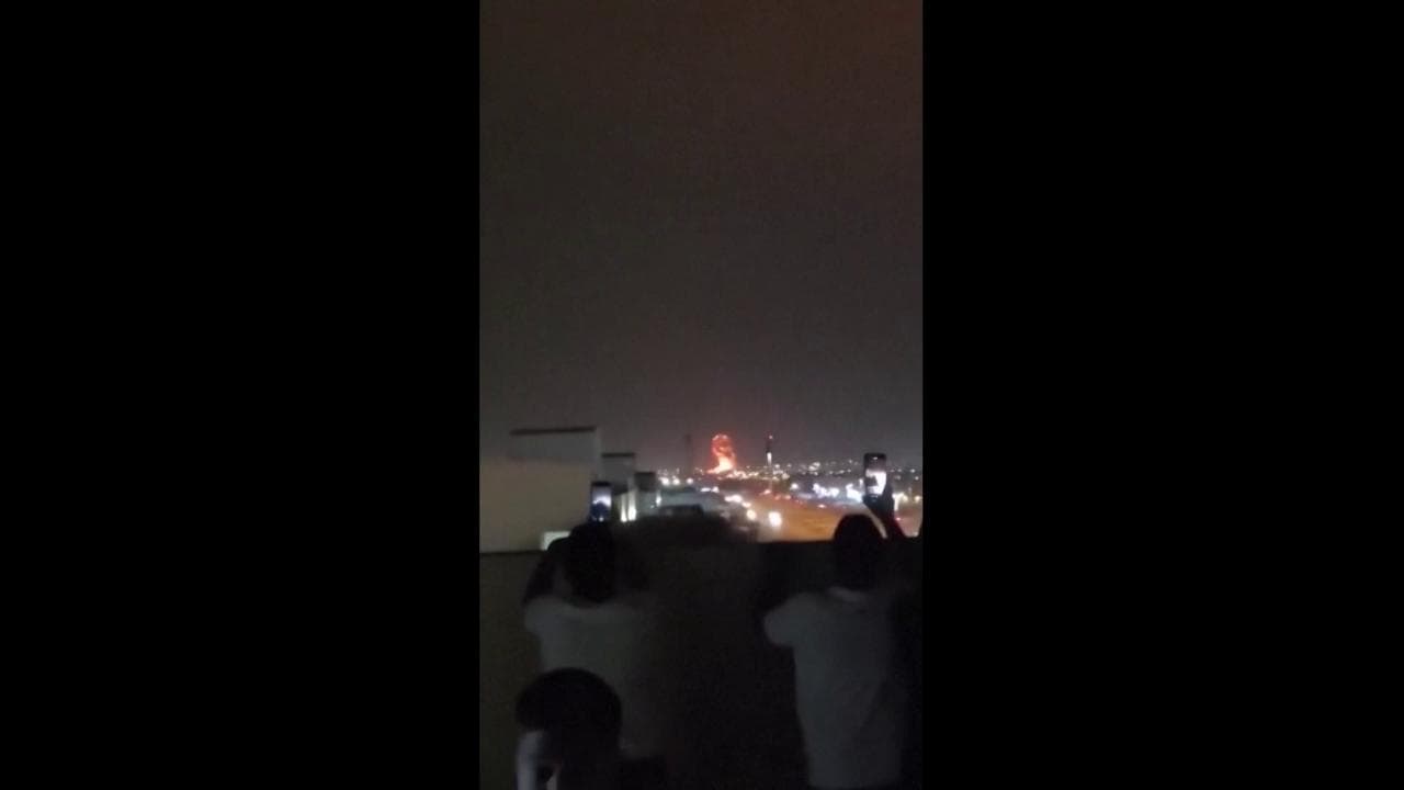 Arabia Saudita, nuovo raid iraniano su Riad: esplosioni illuminano il cielo notturno