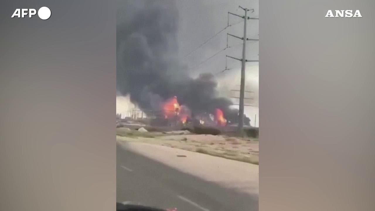 Iran, raid colpiscono impianti di greggio e gas: fiamme nella raffineria di Asaluyeh