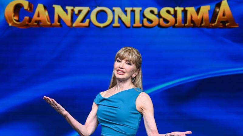 Il ritorno di “Canzonissima” in tv. Carlucci: “Il confronto con Mina e Carrà? Da tremare i polsi”