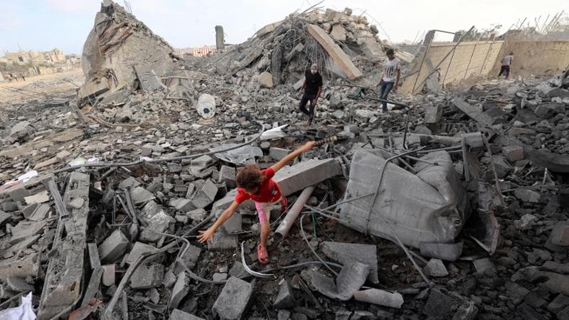 Una bambina fra le rovine di un edificio a Gaza City.  EYAD BABA/AFP via Getty Images