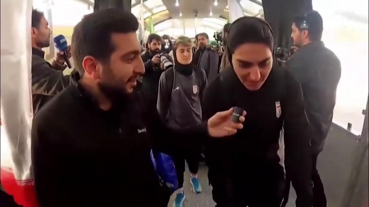 Calciatrici della nazionale rientrano in Iran, al giornalista di regime garantiscono: "Siamo felici"