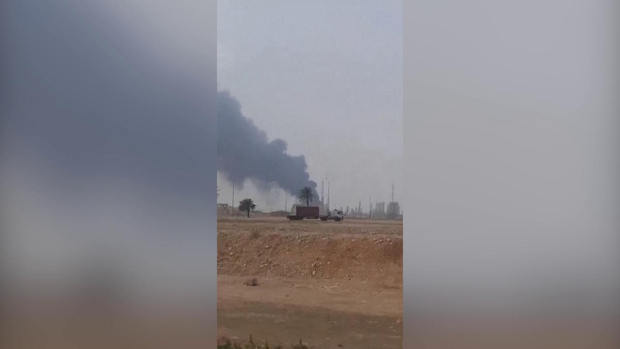 Arabia Saudita, Iran colpisce raffineria strategica sul Mar Rosso: le immagini della colonna di fumo