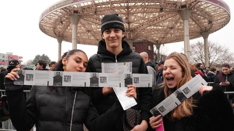 Milano, 3 marzo: ragazzi in coda con i biglietti per il concerto di Marracash alla Barona