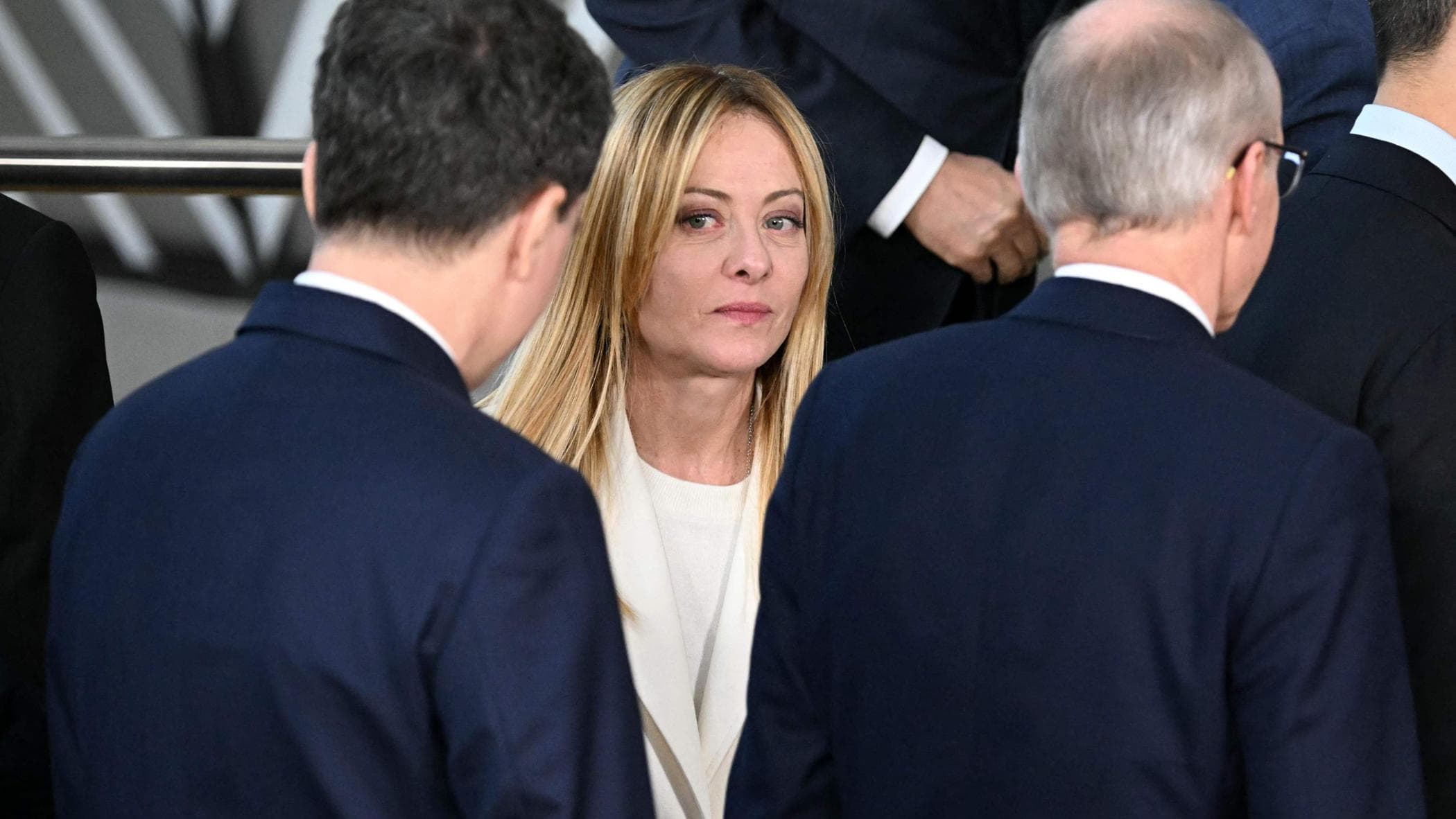 Al summit Meloni frena e si affida a Macron: “Chiedi mandato Onu per riaprire lo Stretto di Hormuz”