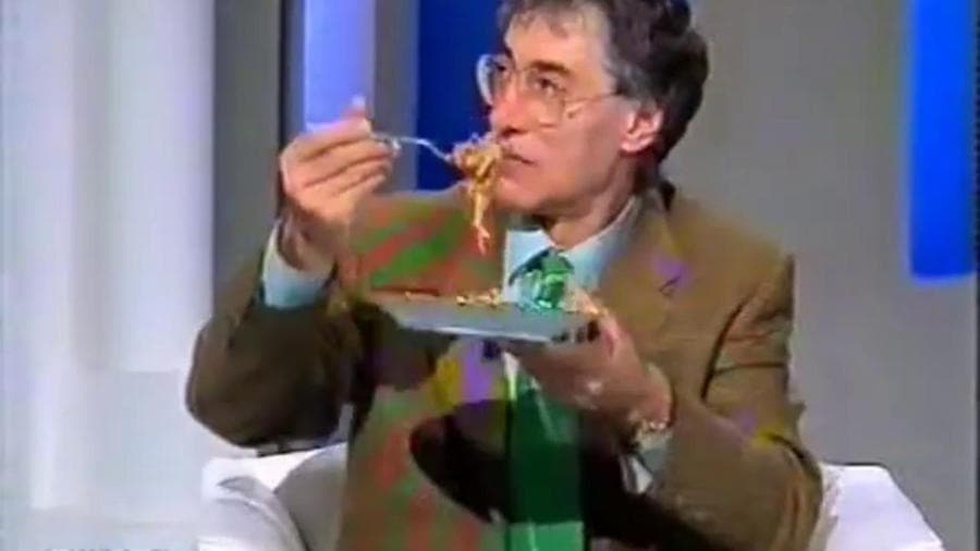 Quando Bossi mangiò in diretta a Porta a Porta celebrando l'unità gastronomica nazionale