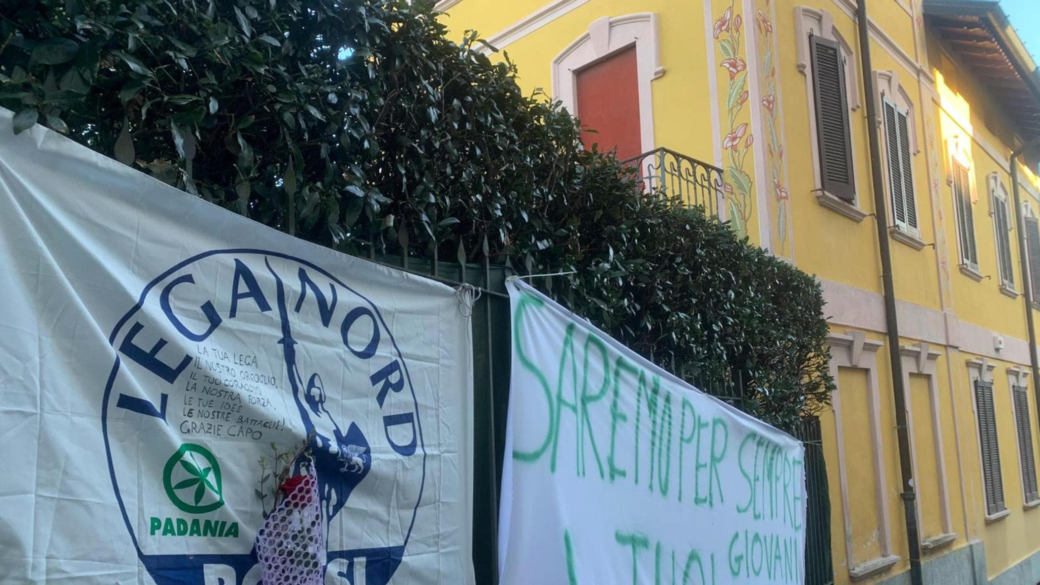 “Vota sempre Bossi”, striscioni e omaggio dei big della Lega in processione a casa del Senatùr