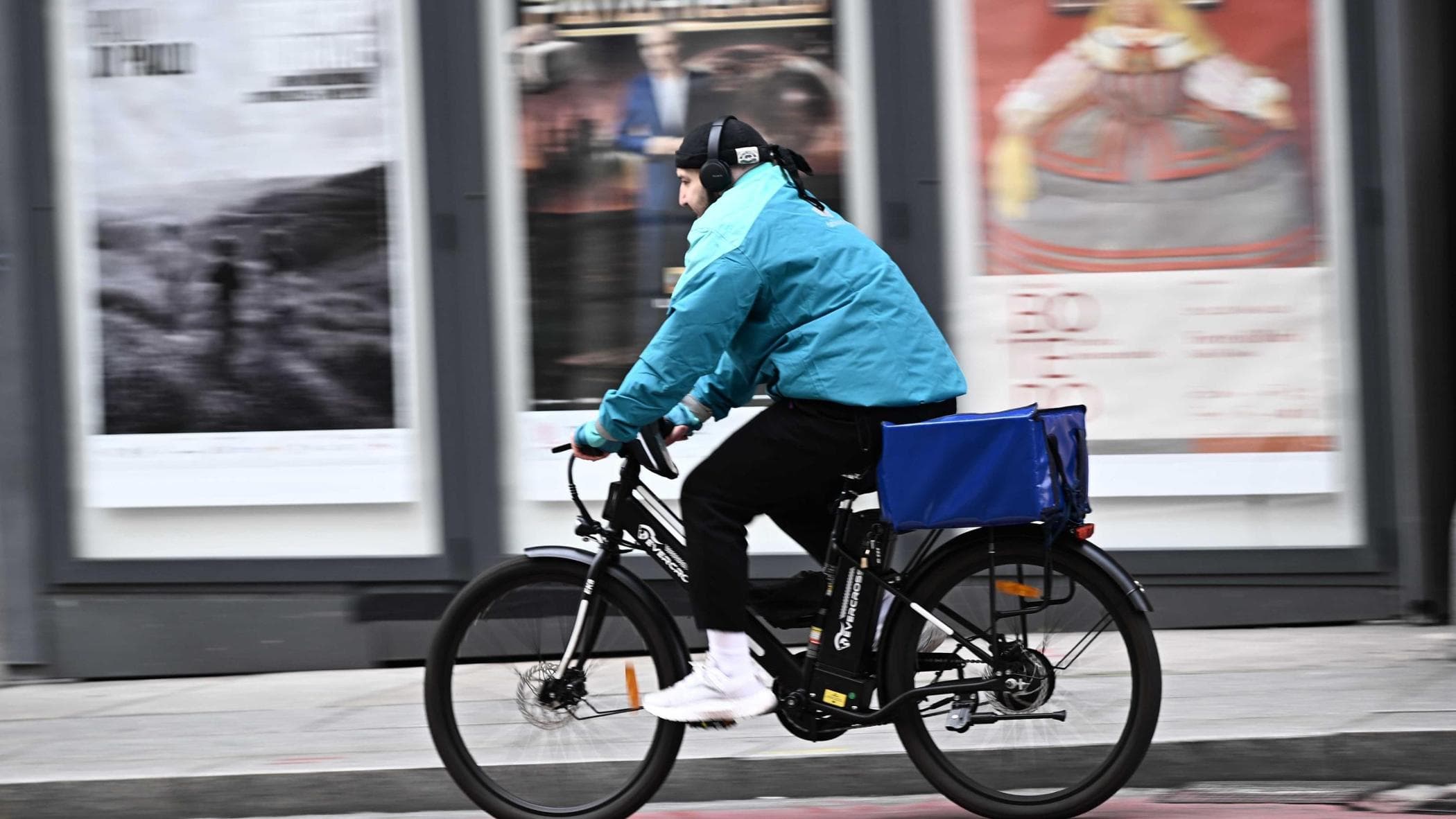 Panino addio, ora il rider arriva a scuola. Polemica con i presidi per il food delivery