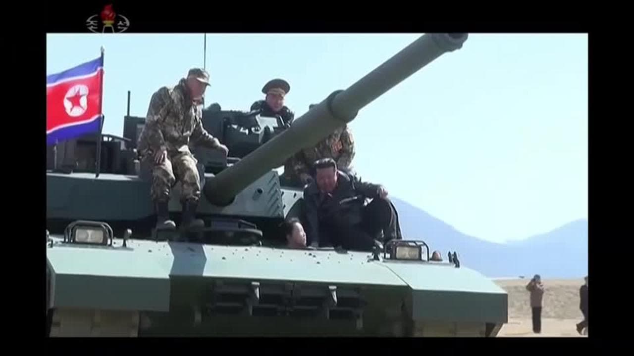 Corea del Nord, Kim Jong-un porta la figlia a bordo di un carro armato