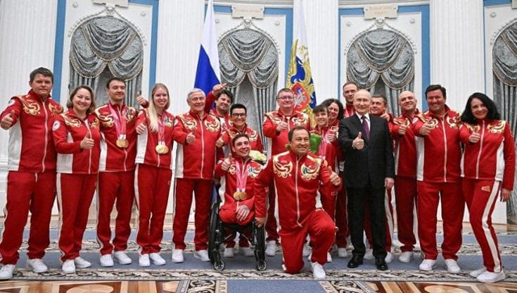 Putin premia gli atleti russi medagliati alle Paralimpiadi di Milano Cortina