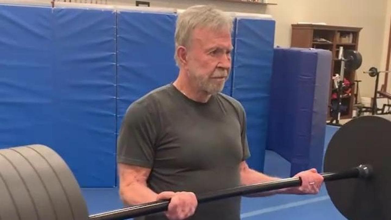 Quando Chuck Norris si allenava a 84 anni e ironizzava col figlio: "Mi sto solo riscaldando"