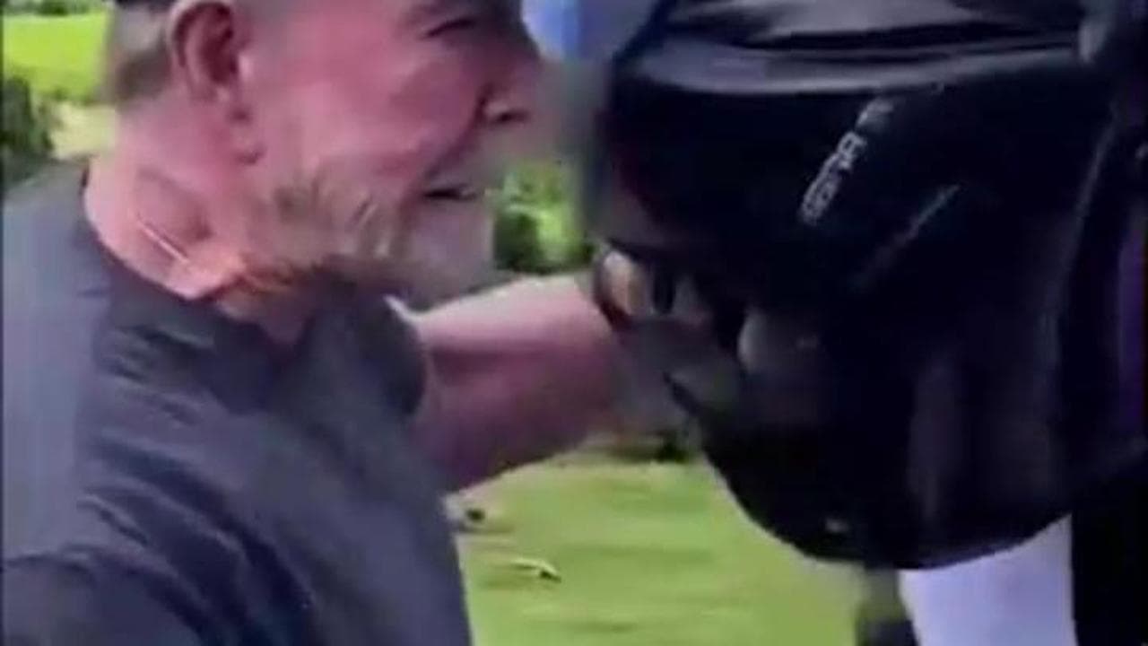 Chuck Norris nel giorno dei suoi 86 anni con guantoni: "Io non invecchio, salgo di livello"