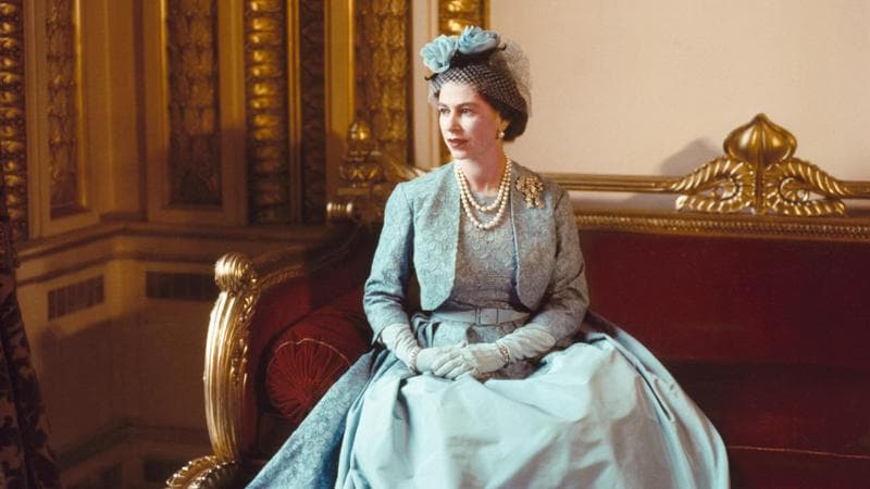 Elisabetta II fotografata da Cecil Beaton nel 1960 il giorno delle nozze della sorella Margaret. Cecil Beaton / Victoria and Albert Museum, London